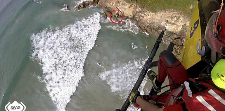 Rescatan una mujerf y dos niños aislados en una roca en Playa de Aguilar