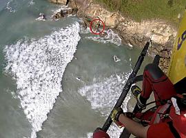 Rescatan una mujerf y dos niños aislados en una roca en Playa de Aguilar