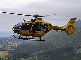 Trasladan a Arriondas en helicóptero a un menor herido en una pierna en Picos