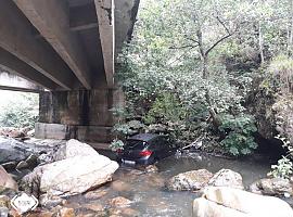 Hospitalizados tras caer su coche al río en Las Ventas de Proaza