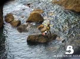 Rescatado un submarinista en dificultades en aguas de Cadavedo