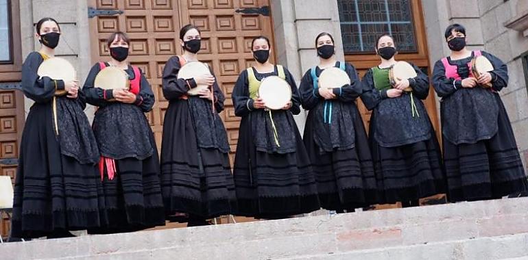 Eva Tejedor y Les Pandereteres  y Luis Núñez y Los Folgazanes de domingo en Avilés