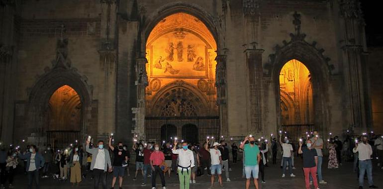 Velas ante la Catedral en defensa del ocio nocturno en Oviedo