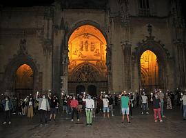 Velas ante la Catedral en defensa del ocio nocturno en Oviedo
