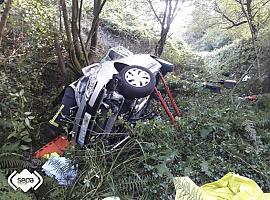 Dos personas heridas tras salirse su coche de la vía y chocar en Vegadeo