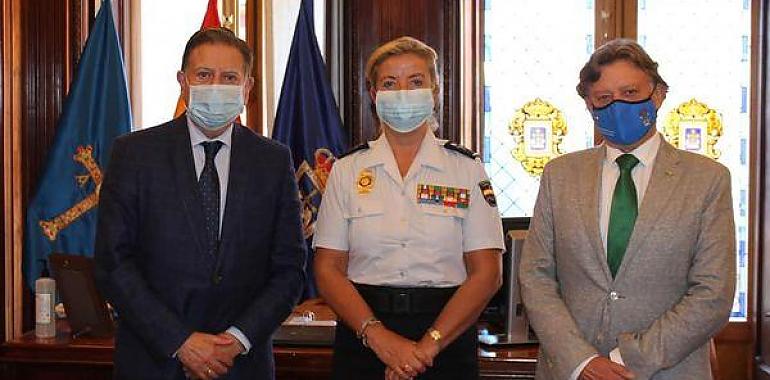 Recepción del alcalde de Oviedo  a la nueva Jefa Superior de Policía de Asturias, Luisa María Benvenuty