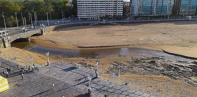 Gijon iza bandera roja en el arenal de El Piles por el temporal de lluvia 