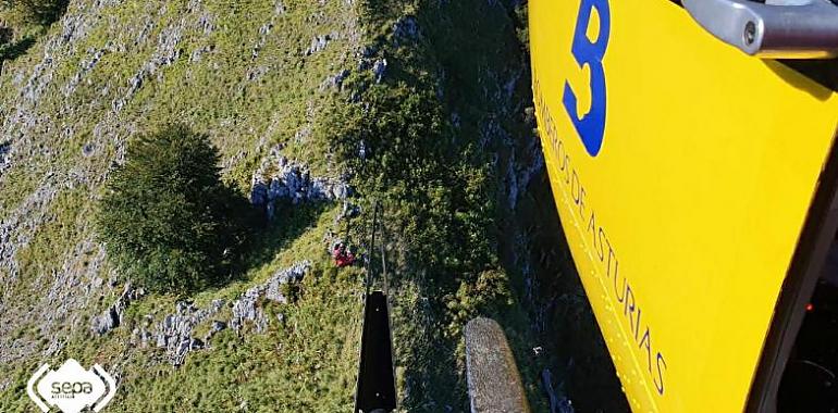 Rescatan con 25  metros de cable aéreo a un lesionado en Foces de Rebozo, en Laviana