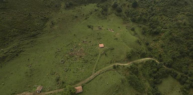 Astures pastoreando en las brañas cantábricas desde la prehistoria