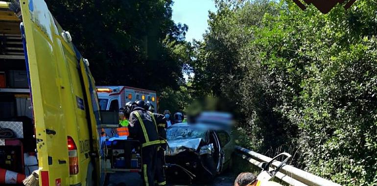 Fallece una persona y otras cuatro heridas a causa de un choque frontal en Balmori de Llanes