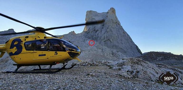 Rescate aéreo de un escalador herido tras caer 15 metros en la cara sur del Urriellu