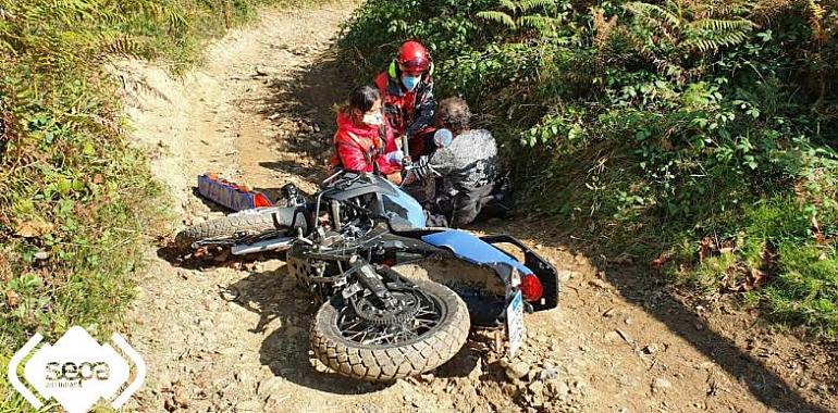 Rescatado un motorista tras un grave accidente en Valdefarrucos de Aller