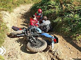 Rescatado un motorista tras un grave accidente en Valdefarrucos de Aller