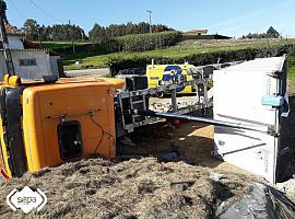 Bomberos liberan al conductor de un camión volcado en Venta las Ranas de villaviciosa