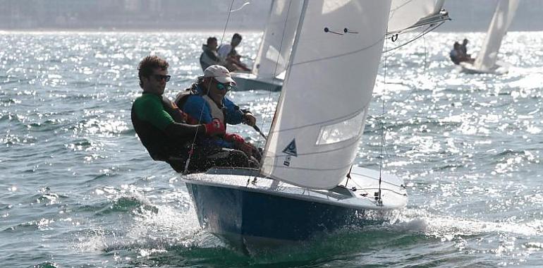 La bahía gijonesa aguarda este finde el Trofeo de la Hispanidad de Vela Ligera