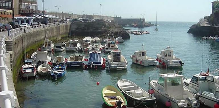 Dragado de 5.000 m³ en el puerto pesquero de Llanes para mejorar la seguridad 