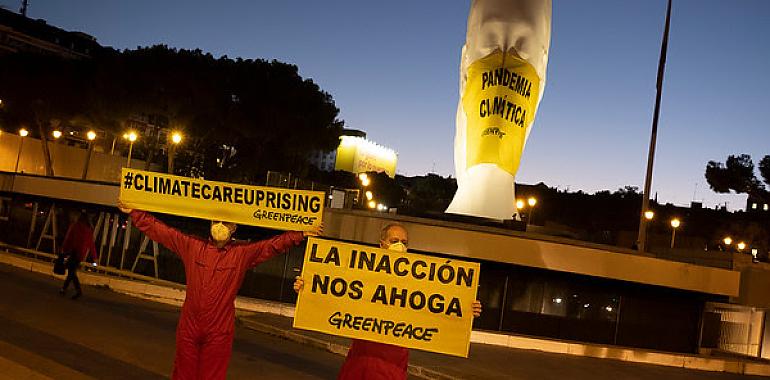 Una mascarilla gigante en la Plaza de Colón denuncia la pandemia climática
