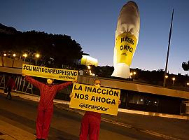 Una mascarilla gigante en la Plaza de Colón denuncia la pandemia climática