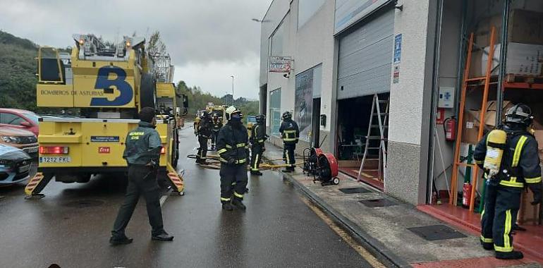 Incendio causa cuantiosos daños en una nave en el polígono parragués de Prestín