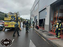 Incendio causa cuantiosos daños en una nave en el polígono parragués de Prestín