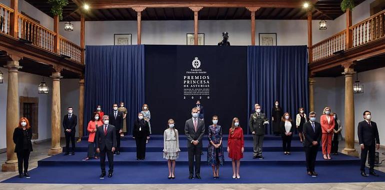 Los Reyes y la Princesa de Asturias reciben en Oviedo a los premiados 2020