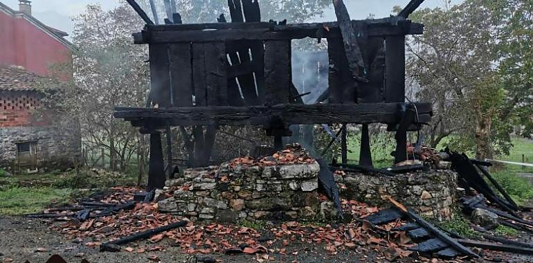 Incendio destruye un hórreu en la localidad canguesa de Cañu
