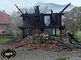 Incendio destruye un hórreu en la localidad canguesa de Cañu