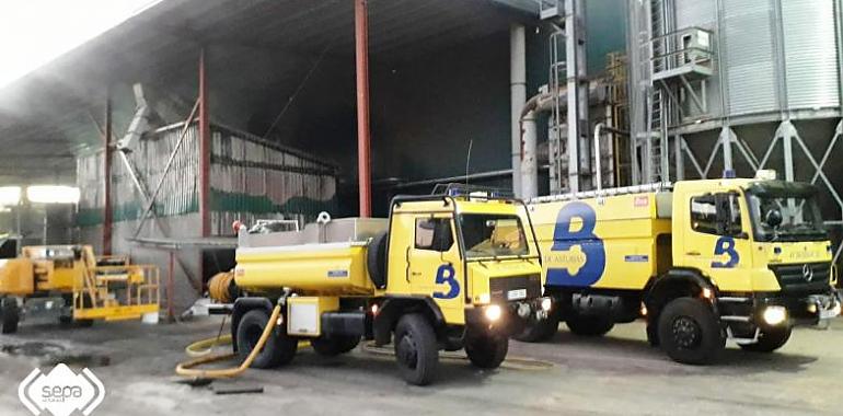 Intensos trabajos de los bomberos para sofocar el incendio en una fábrica en La Curiscada