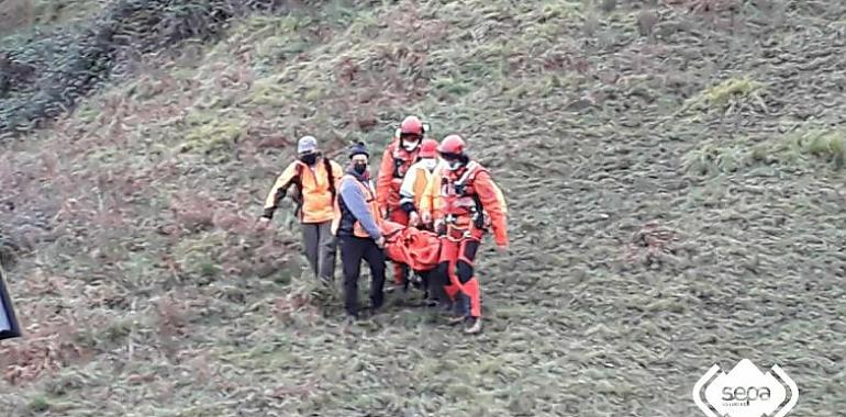 Trasladado al HUCA un cazador herido en una pierna en Loredo de Mieres