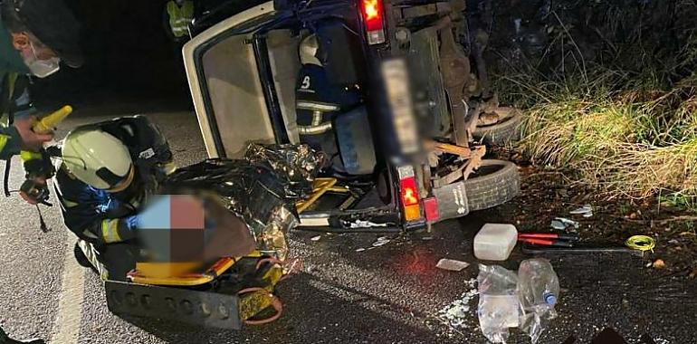 Rescatan al conductor tras un grave accidente de tráfico en Villaviciosa