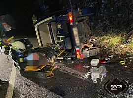 Rescatan al conductor tras un grave accidente de tráfico en Villaviciosa