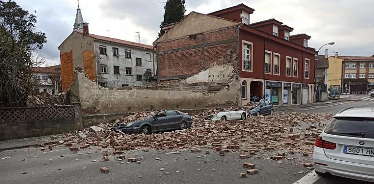 El temporal tira el muro del antiguo cine Patagonia de Miranda y entierra algunos vehículos en Avilés