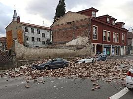 El temporal tira el muro del antiguo cine Patagonia de Miranda y entierra algunos vehículos en Avilés