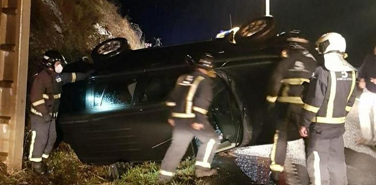 Accidente de tráfico en Tineo con dos adultos y dos menores implicados