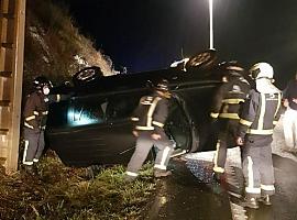 Accidente de tráfico en Tineo con dos adultos y dos menores implicados