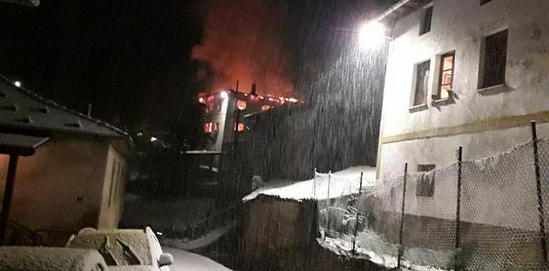 El fuego calcina una vivienda en Pumar de Allande