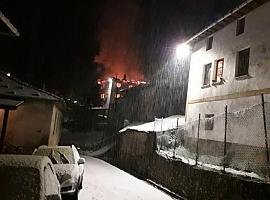 El fuego calcina una vivienda en Pumar de Allande
