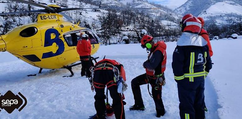 Tras sobrevolar la zona en helicóptero se desestima por el momento la búsqueda del operario sobre el terreno