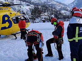 Tras sobrevolar la zona en helicóptero se desestima por el momento la búsqueda del operario sobre el terreno