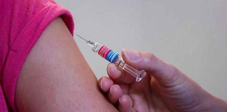 Asturias vacuna desde el lunes al personal sanitario de primera línea