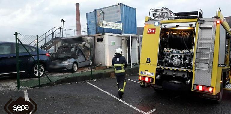 Incendio en un negocio de compraventa de vehículos en Siero