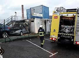 Incendio en un negocio de compraventa de vehículos en Siero