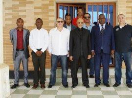 El candidato a la presidencia de la FIFA visita Malabo