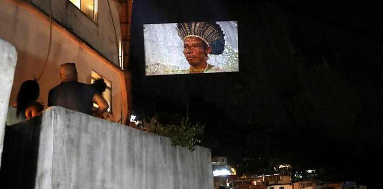 La mayor favela de Río de Janeiro disfrutó de la mayor pantalla de cine del mundo