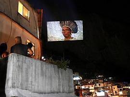 La mayor favela de Río de Janeiro disfrutó de la mayor pantalla de cine del mundo