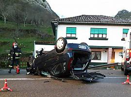 Dos heridos por vuelco en Ribadesella