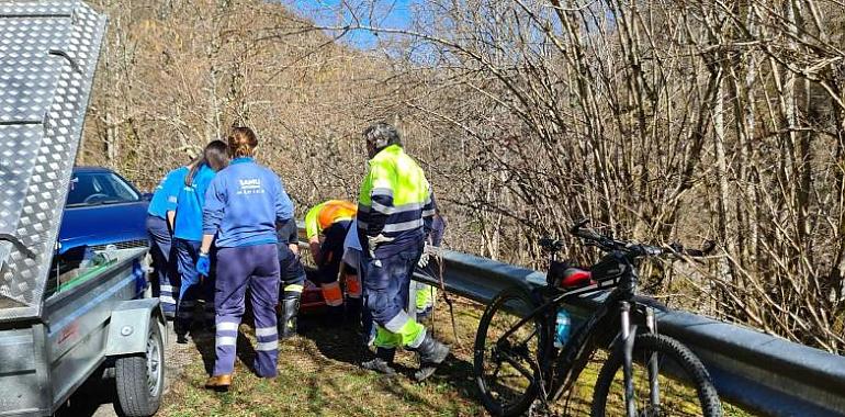 Un ciclista choca contra el quitamiedos y cae 8 metros en la carretera de Caleao