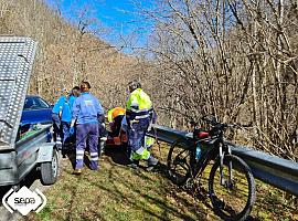 Un ciclista choca contra el quitamiedos y cae 8 metros en la carretera de Caleao