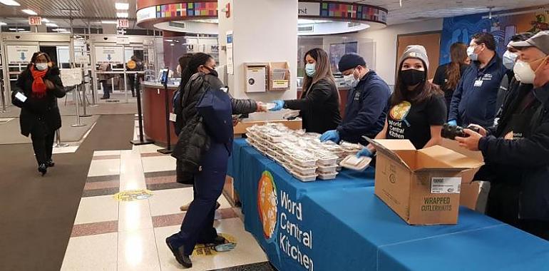 El chef José Andrés ofrece comida a los hospitales públicos de Nueva York y, al mismo tiempo, evita la quiebra veinte restaurantes