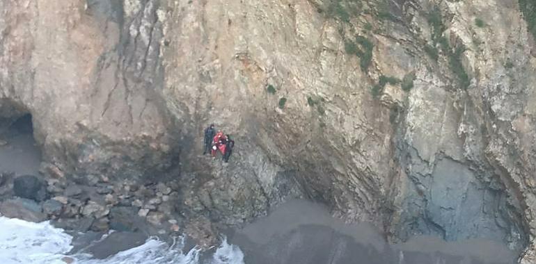 Complejo rescate de dos submarinistas en Cudillero VIDEO